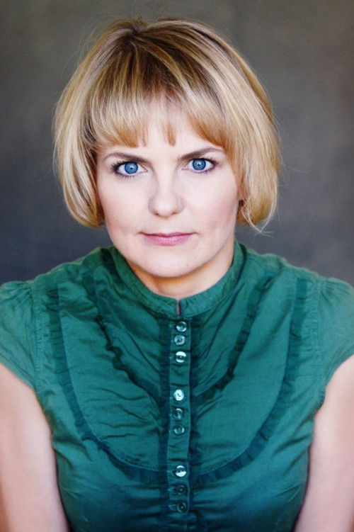 Anna Hopperdietz as Journalistin Fernsehinterview