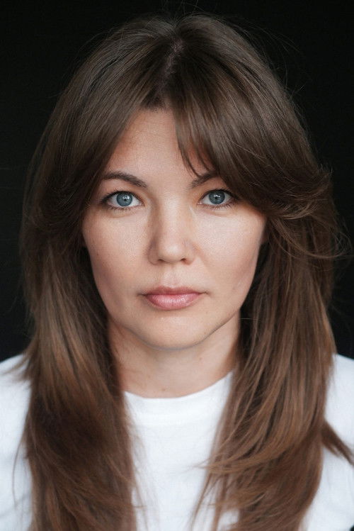 Anastasiya Shapoval as официантка