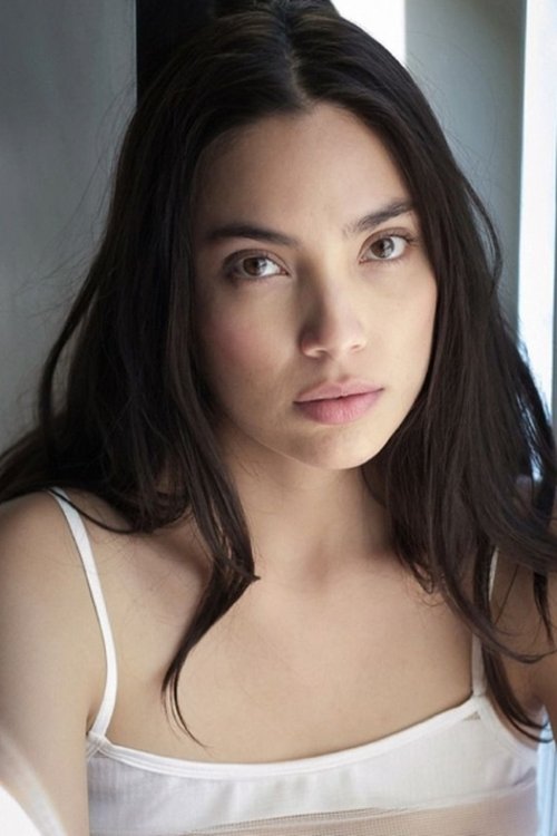 Yesenia Linares as Carrie