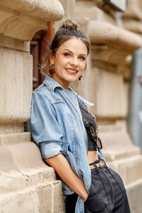 Анелия Луцинова as Сервитьорка