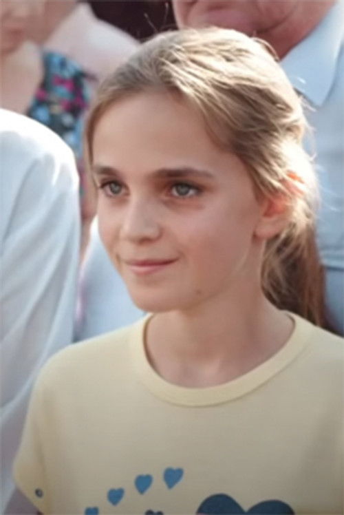 Chloë Daxhelet as Sara