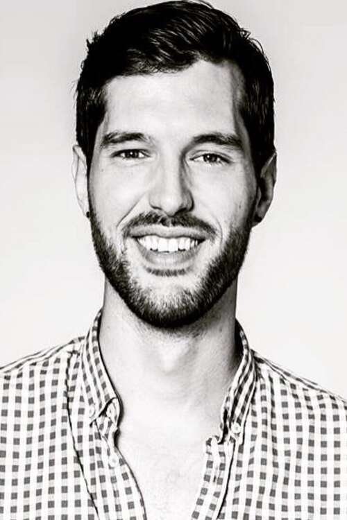 Tyler Donahue as Chico inmobiliaria