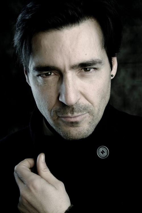 Hugo Nicolau as Journalist