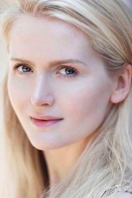 Annika Álofti as Chloe