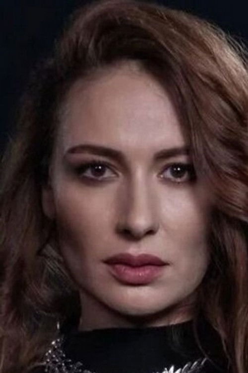 Gamze İğdiroğlu as Senem