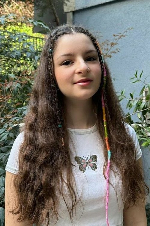 Nazlı Yağcı as Hira