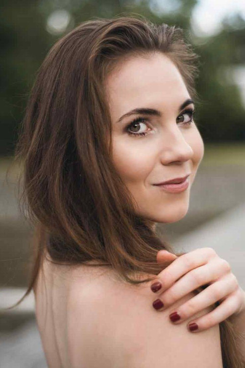 Anna Lucie Schollerová as Plum