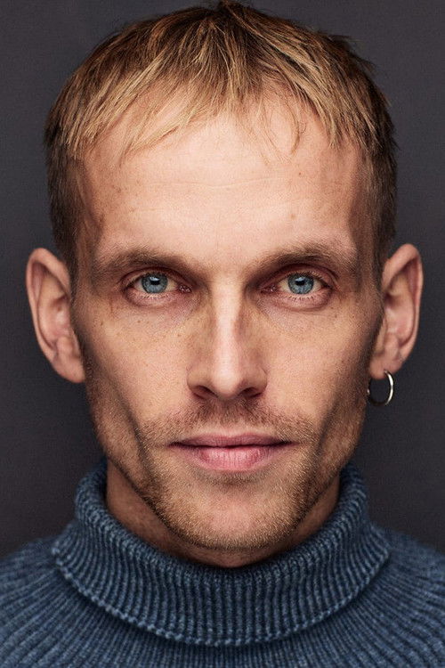 Simon Kongsted as Less