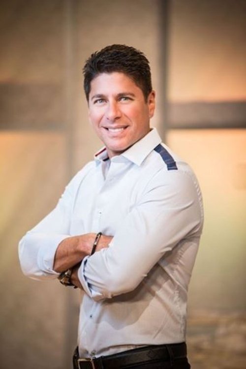 Raymond Arrieta as Flight attendant