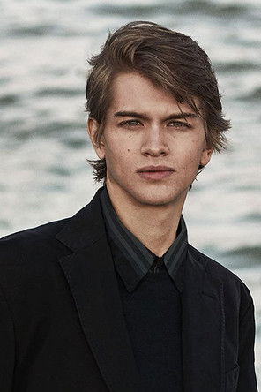 Cameron Geddes as Mailman