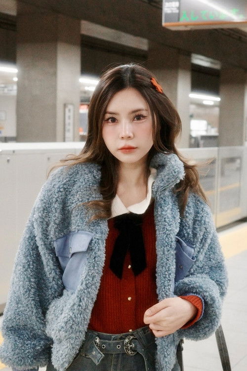 Naiyarat Thanawaigoses as Student