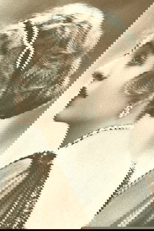 Sascha Gura as Philine