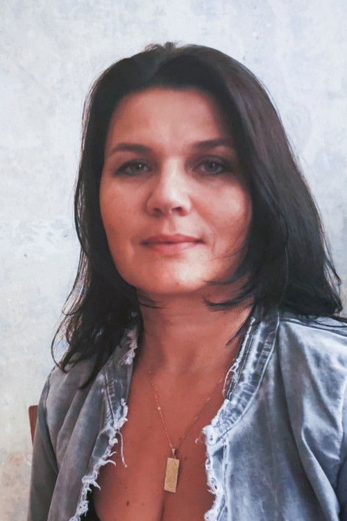 Kateřina Petrová Olšovská as Cashier