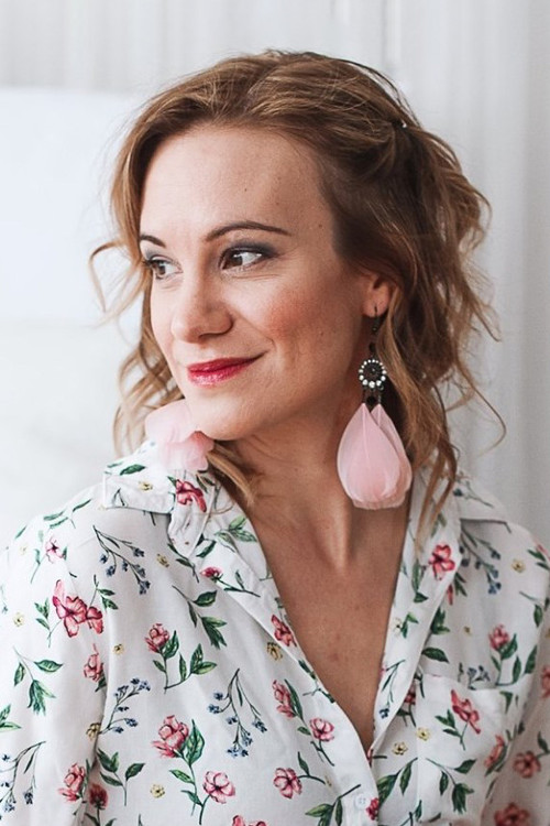 Ivana Škarková as Eliška 'Elis' Kudrnová