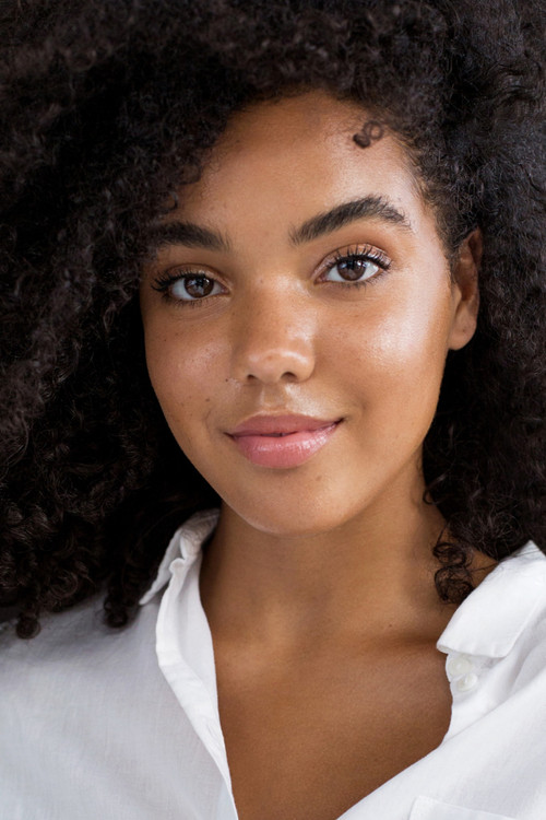 Sophia Echendu as Maxx