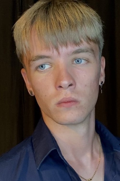 Áxel Fernández as Fins adolescente