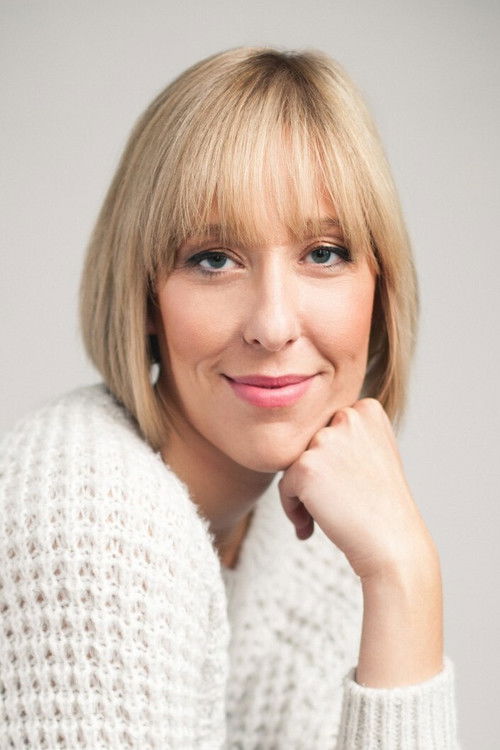 Laurie Vanhoutte as Une collègue de Lucie