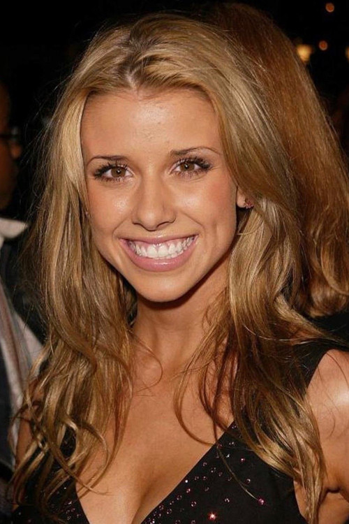 Melissa Schuman as Nicole