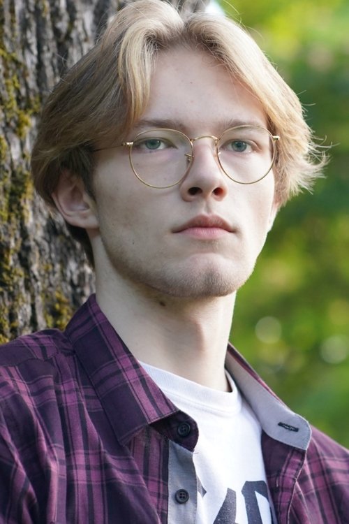 Teddy Van Ee as Young Toad