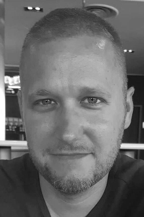 Zoltán Miklósy as Vakond