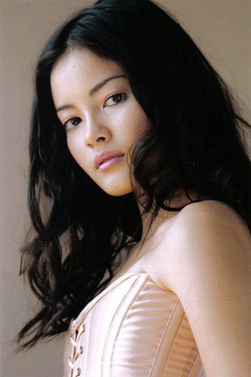 Kelly Vitz as Ailes Gilmour