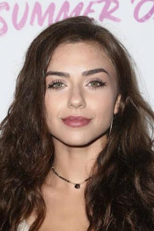 Victoria Konefal as Kelly