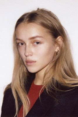 Regina Anikiy as Geneviève