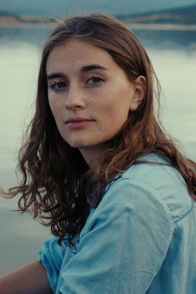 Paula Hüttisch as Manja