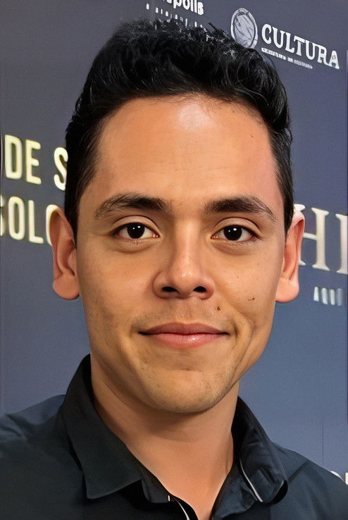 David Deleo as López