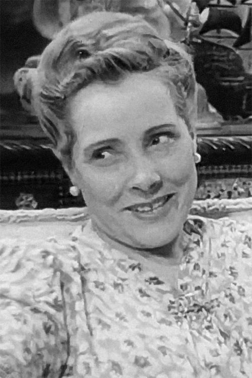 Maria Olguim as Aurora, mujer de Vicente