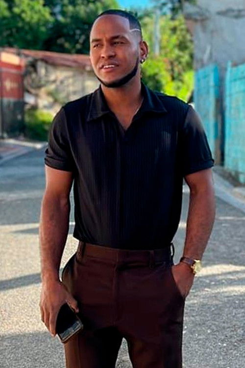 Eduardo Tineo Ferrer as Atracador 2