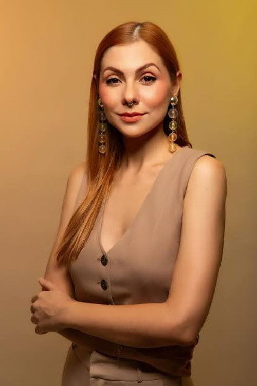 Amanda Doring as Nara