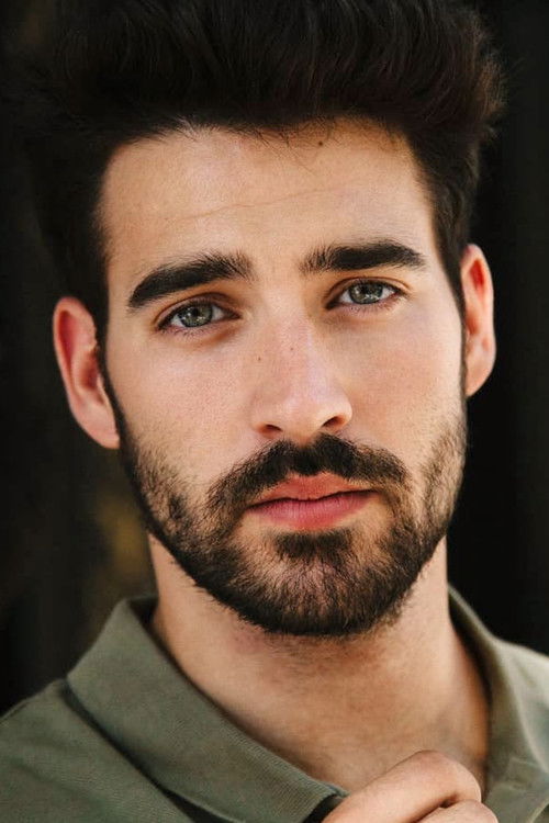 João Gadelha as Júlio