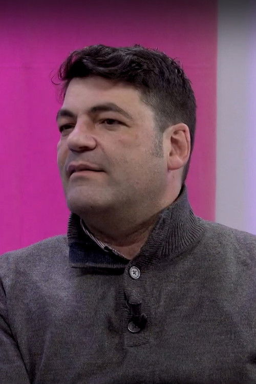 Carles Chova as Comentarista