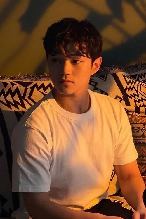 Park Ji Soo as Yoon Ji Ho