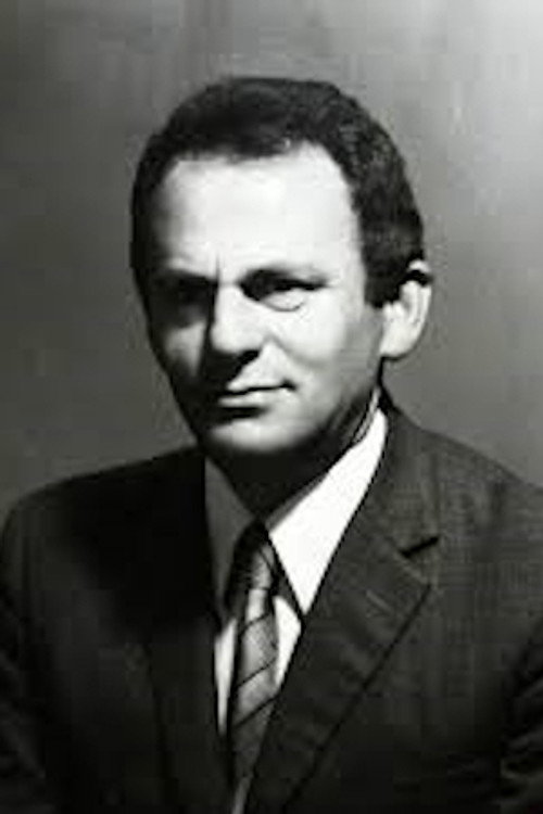 Luan Qerimi as Kuestori