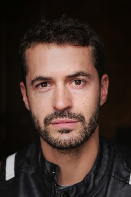 Hugo Bariller as Homme bar 1