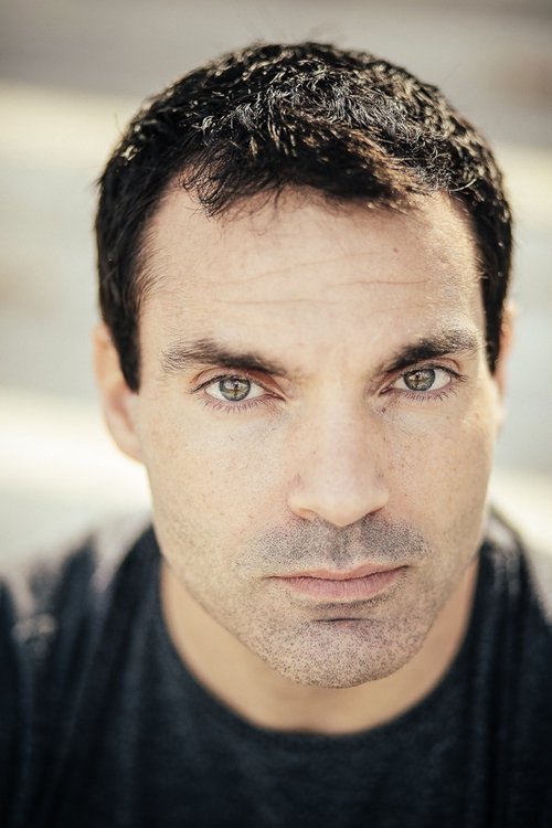 Daniel Girondeaud as Le serveur du café bagarre