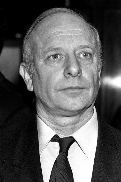 Manuel Summers as Ricardo