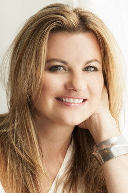 Jitka Moučková as Commentary (voice)