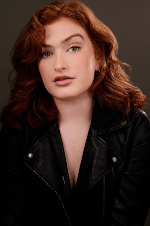 Isa Luzarraga as Office Worker