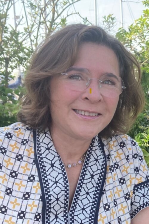 Catherine Bernstein as Self - Interviewer (voice) (archive footage)