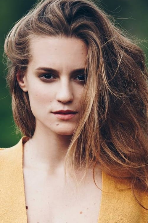 Dóra Sztarenki as Ági