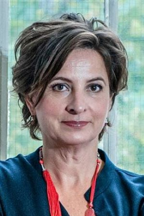 Jacqueline Blom as mother Elisabeth