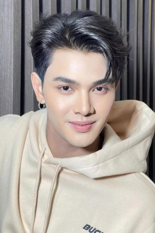 Leng Natthaphon Nindonwai as Loy