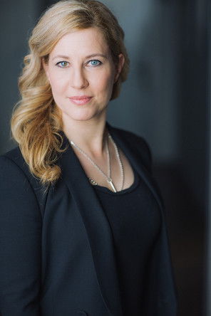 Gwenm Carsley as Detective Chris Collins