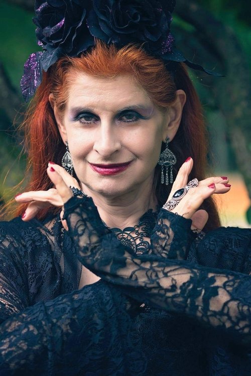 Jezibell Anat as Isabella