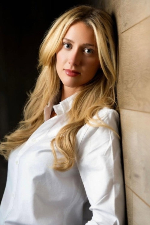 Melissa Falcone as News Reporter