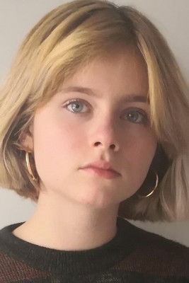 Eva-Luuna Mathues as Lola