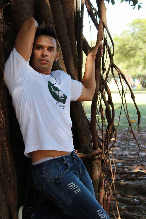 Eder Mongeroth as Julio